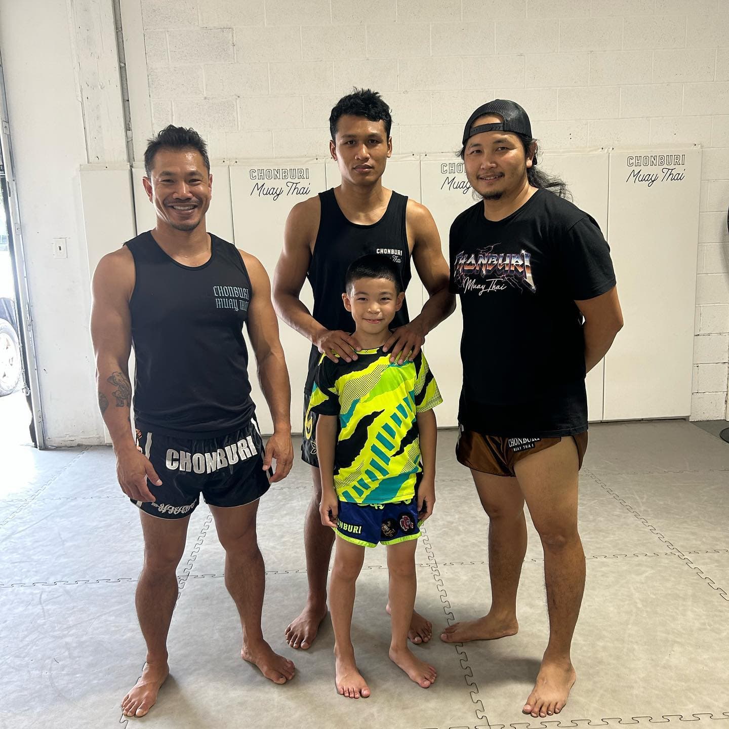 With coach Bruce Panyapol, Smokin' Joe Nattawut, and Kronphet Diamond Hands Phetrachapat